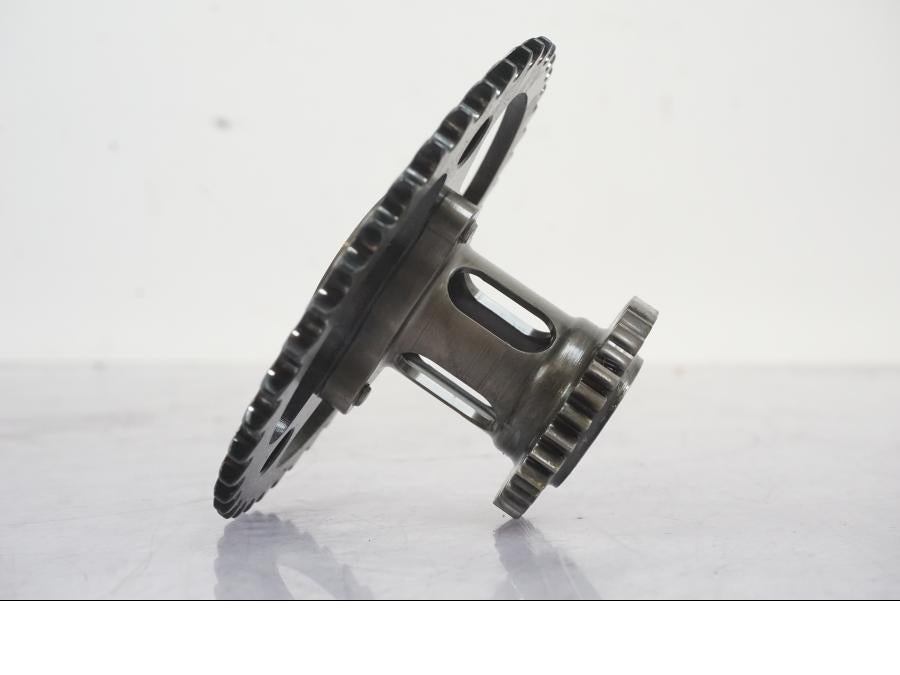 Snett nerifrån på Kamaxel från en BMW R 1200 GS -2018 motorcykel.