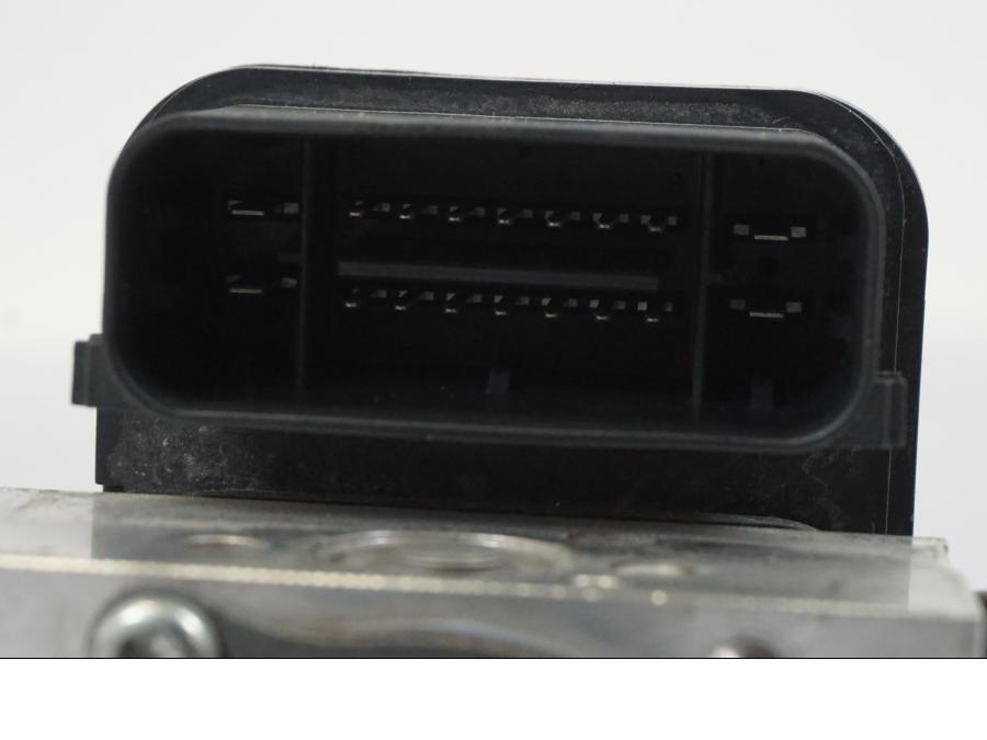 Snett nerifrån på ABS Modulator från en Yamaha MT-07 -2018 motorcykel.