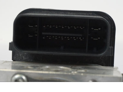 Snett nerifrån på ABS Modulator från en Yamaha MT-07 -2018 motorcykel.