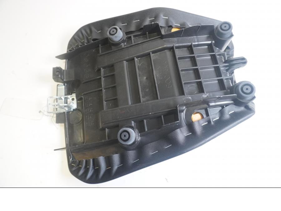 Vänster sida på Sadel från en Yamaha MT-09 Tracer -2016 motorcykel.