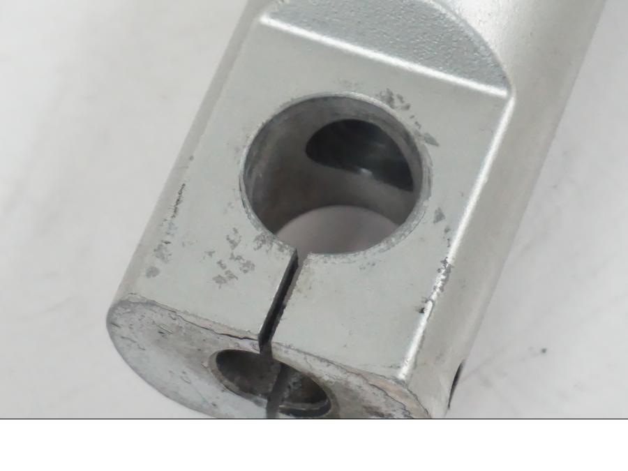 Vänster sida på Gaffelben från en BMW F 650 CS -2002 motorcykel.