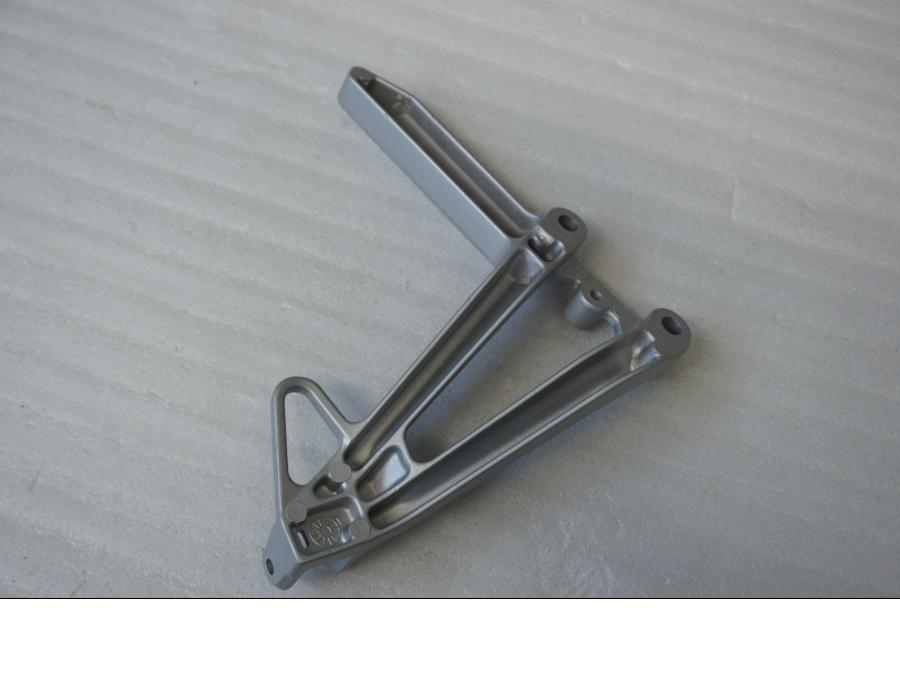 Baksidan på Fotpinnefäste från en Honda CBR 600 -2000 motorcykel.