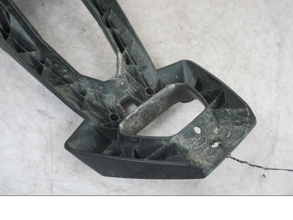 Snett nerifrån på Skylthållare från en BMW F 800 R -2018 motorcykel.