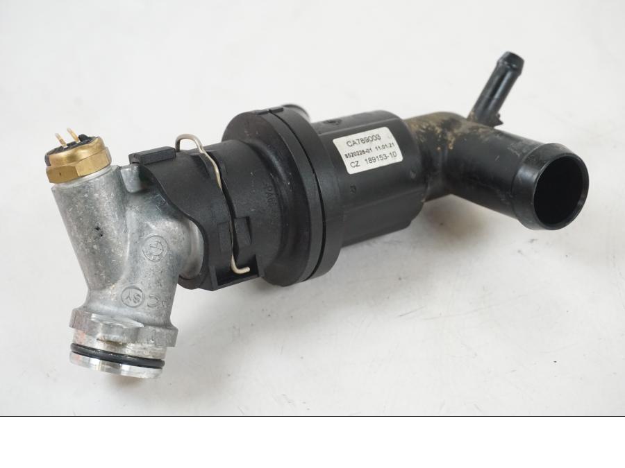 Baksidan på Vattentermostathus från en BMW R 1250 GS -2021 motorcykel.