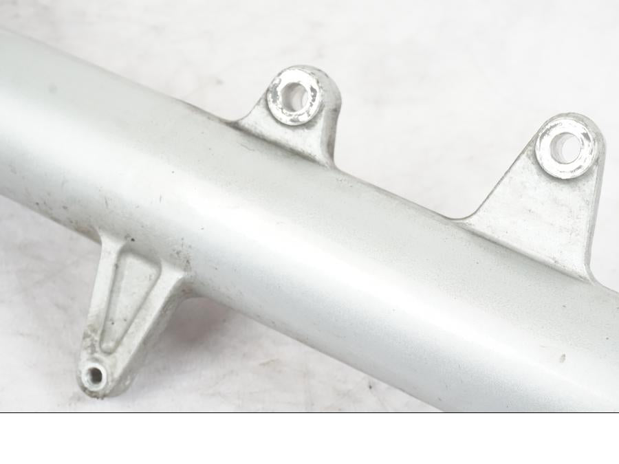 Höger sida på Gaffelben från en Honda NT 650 V -2002 motorcykel.