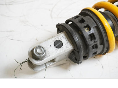 Baksidan på Stötdämpare från en Honda CBR 600 RR -2003 motorcykel.