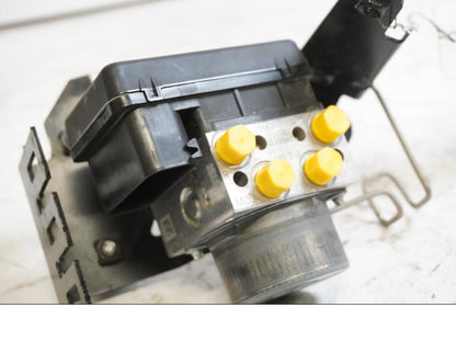 Baksidan på ABS Modulator från en KTM 690 Duke -2013 motorcykel.