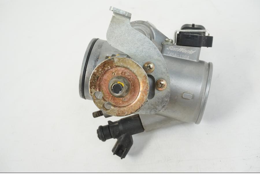 Snett nerifrån på Spjällhus från en AJP PR7 -2021 motorcykel.