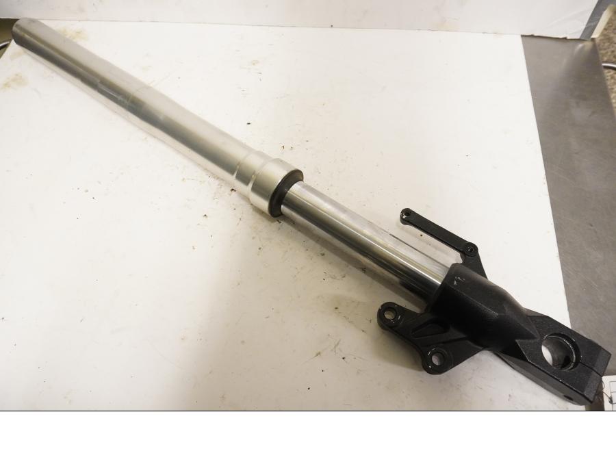 Framsidan på Gaffelben från en Kawasaki Versys 650 -2007 motorcykel.