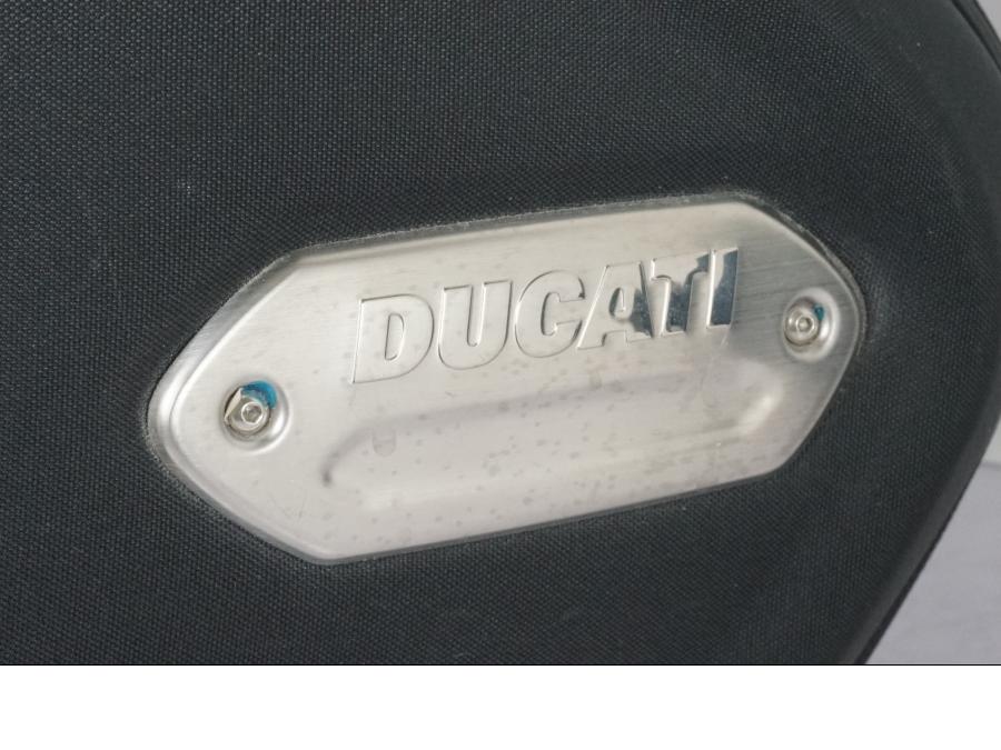Snett nerifrån på Sidoväska från en Ducati Diavel -2015 motorcykel.