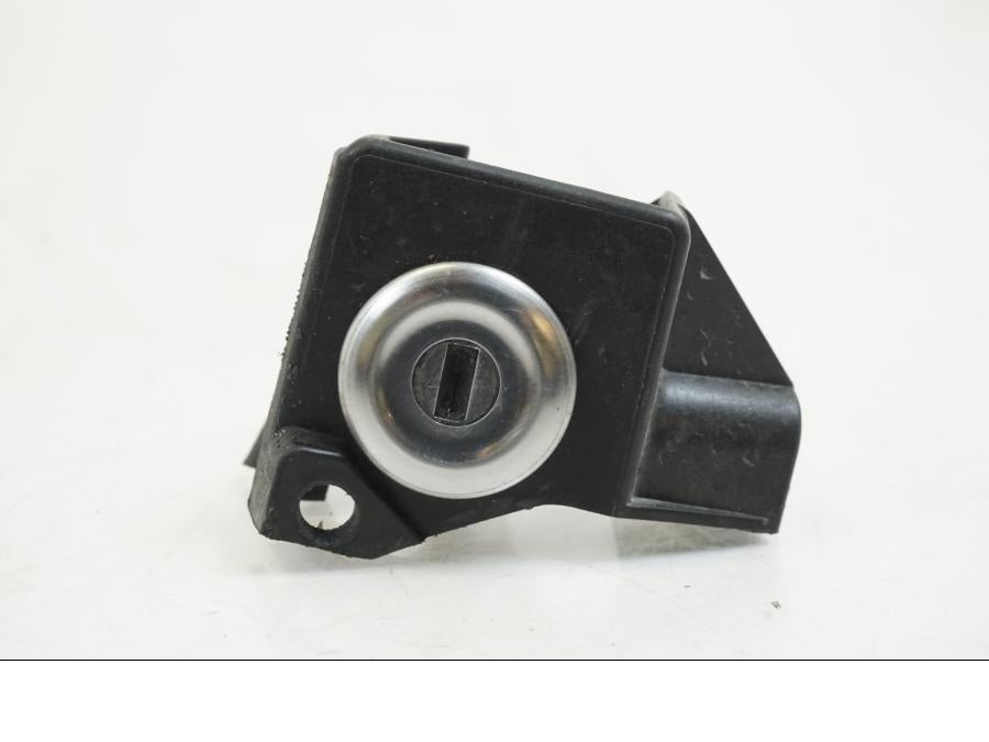 Baksidan på Sadellåsmekanism från en Honda CB 650 F Hornet -2017 motorcykel.