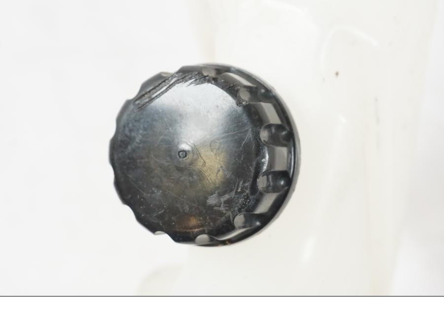 Snett uppifrån på Vattenexpansionskärl från en Kawasaki ZX-6R -2011 motorcykel.