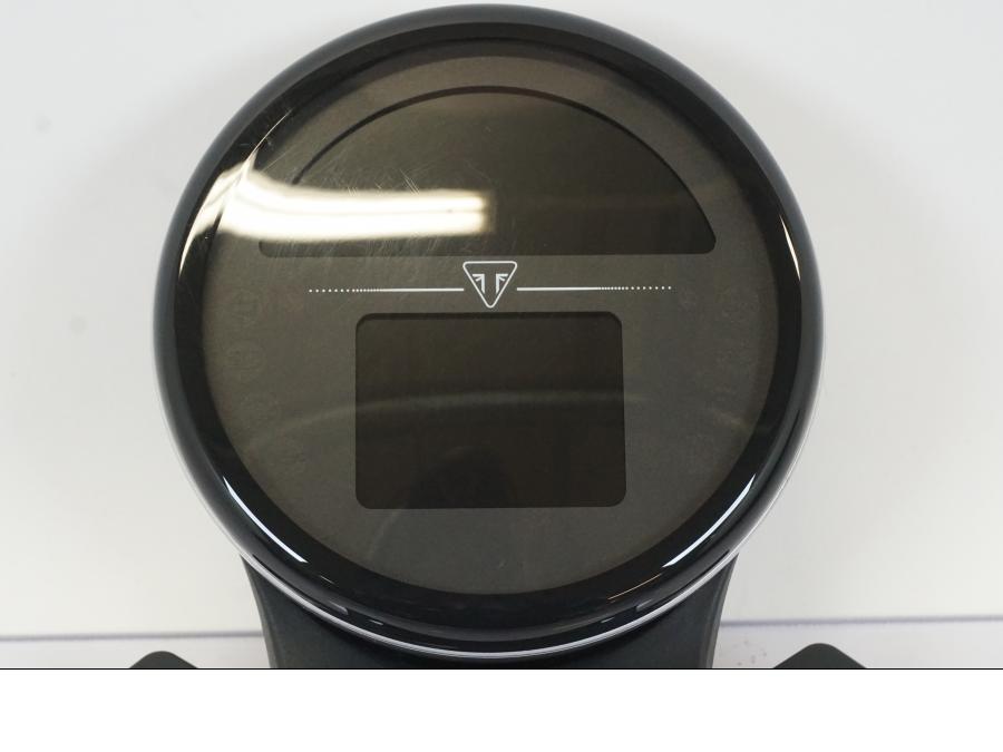 Baksidan på Instrumentpanel från en Triumph Trident -2021 motorcykel.