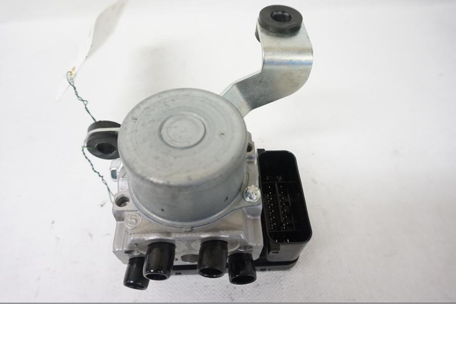 Höger sida på ABS Modulator från en Kawasaki Z 900 -2020 motorcykel.