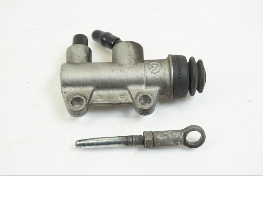 Framsidan på Bromshuvudcylinder från en Ducati Streetfighter S -2011 motorcykel.