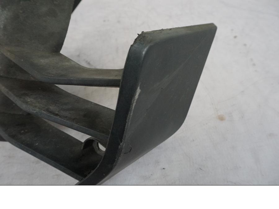 Vänster sida på Magkåpa från en KTM 125 Duke -2022 motorcykel.