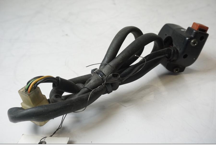 Extrabild2 på <p>Styrelreglage höger från Honda XRV 750 1993.</p>

<p>Saknar plastpiggen för låsning på styret se bild.</p> motorcykel.