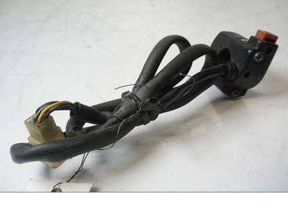 Extrabild2 på <p>Styrelreglage höger från Honda XRV 750 1993.</p>

<p>Saknar plastpiggen för låsning på styret se bild.</p> motorcykel.