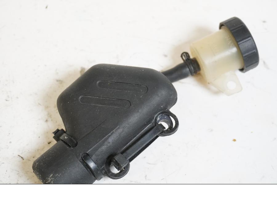 Framsidan på Bromshuvudcylinder från en KTM 625 SXC -2004 motorcykel.