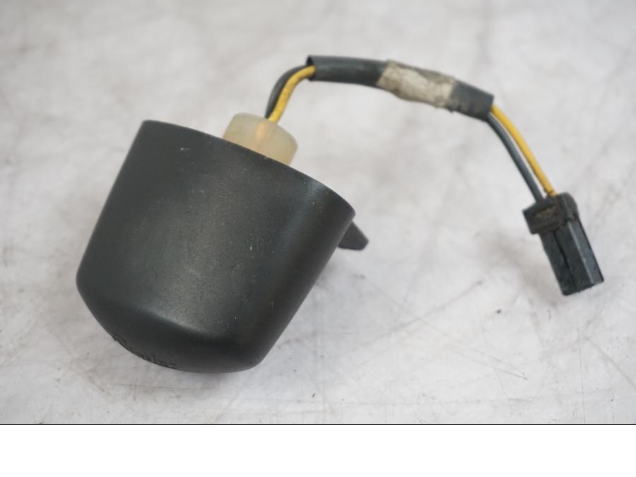 Snett nerifrån på Skyltbelysning från en Triumph Tiger -2009 motorcykel.