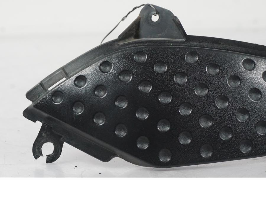 Baksidan på Bensintankskåpa från en Kawasaki ZX-6R -2005 motorcykel.