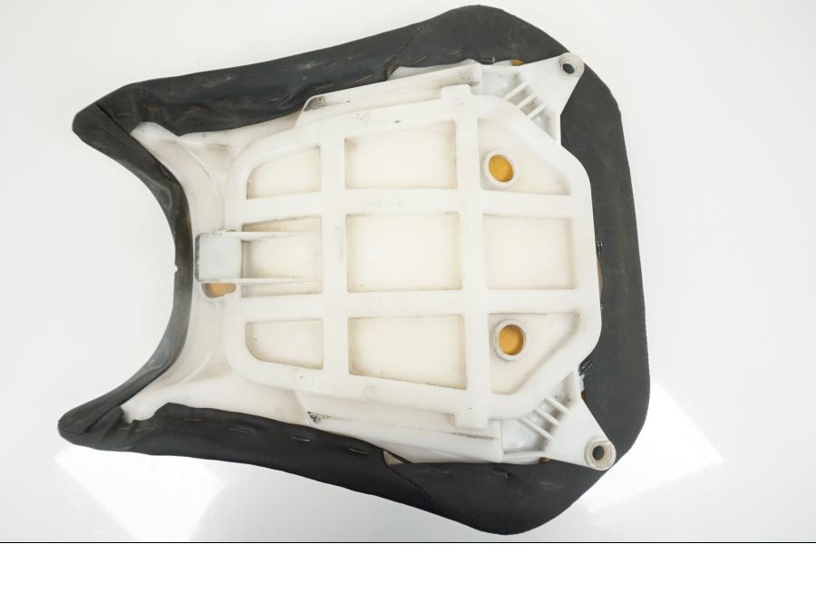 Snett uppifrån på Sadel från en Yamaha YZF 1000 R1 -2002 motorcykel.