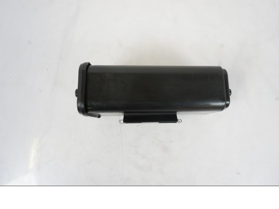 Snett nerifrån på Fuel Evap System från en KTM 790 Duke -2019 motorcykel.