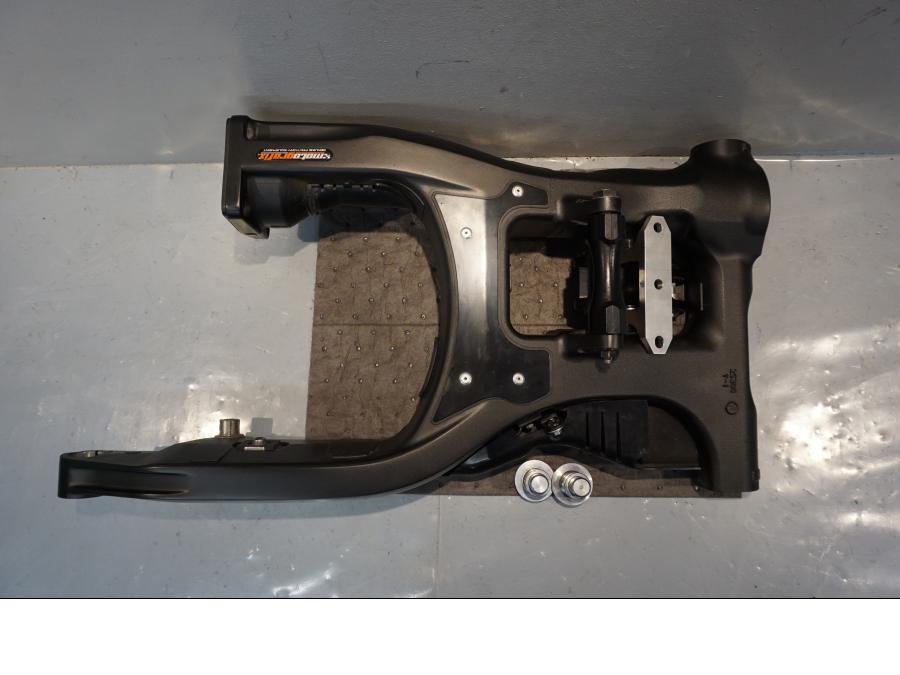 Baksidan på Sving från en Yamaha V-Max 1700 -2010 motorcykel.