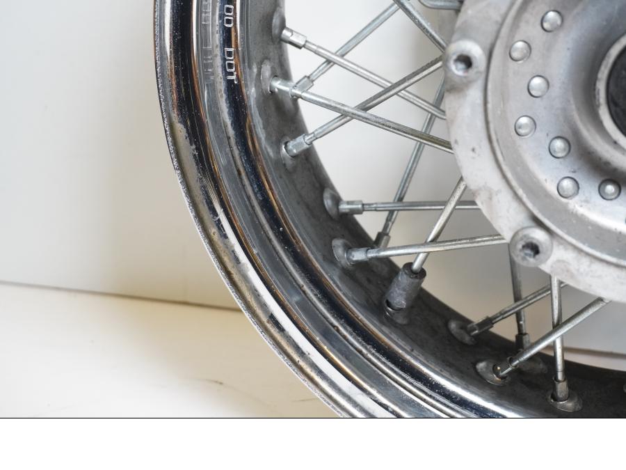 Extrabild1 på Fälg från en Yamaha XVS 1100 -2000 motorcykel.