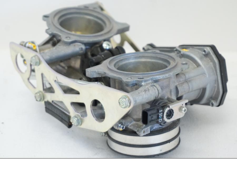 Vänster sida på Spjällhus från en KTM 1290 Super Adventure R -2021 motorcykel.