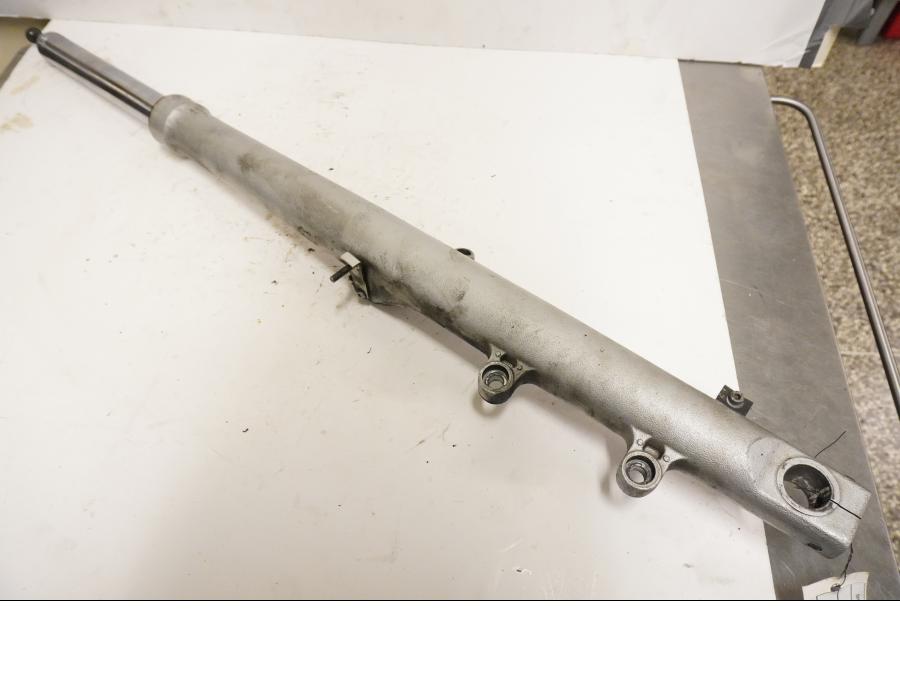 Framsidan på Gaffelben från en BMW R 1100 RT -2000 motorcykel.