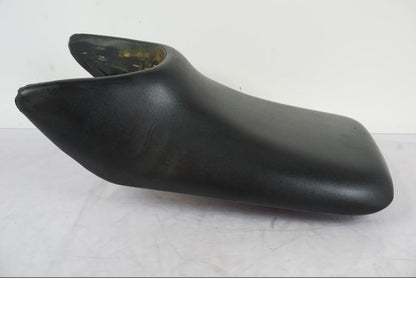 Baksidan på Sadel från en Honda CBR 125 R -2006 motorcykel.