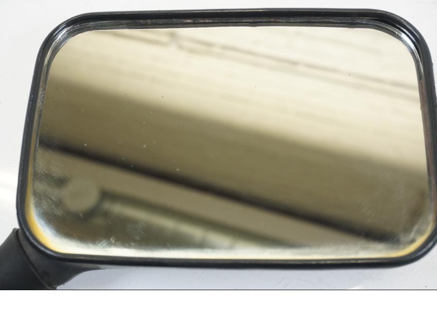 Snett uppifrån på Backspegel från en Honda CB 750 -2002 motorcykel.