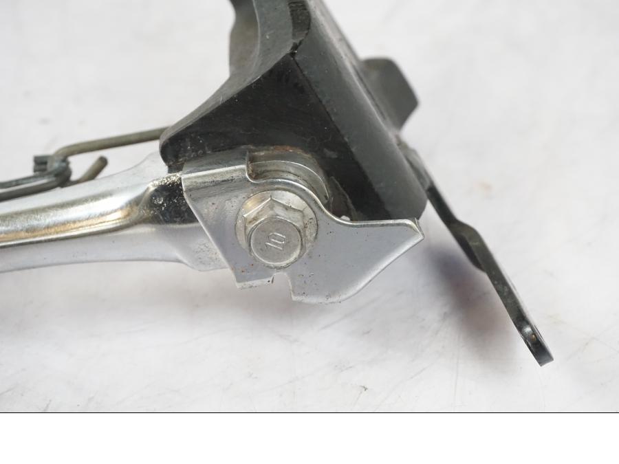 Snett uppifrån på Sidostöd från en Yamaha XVS 1100 -2000 motorcykel.