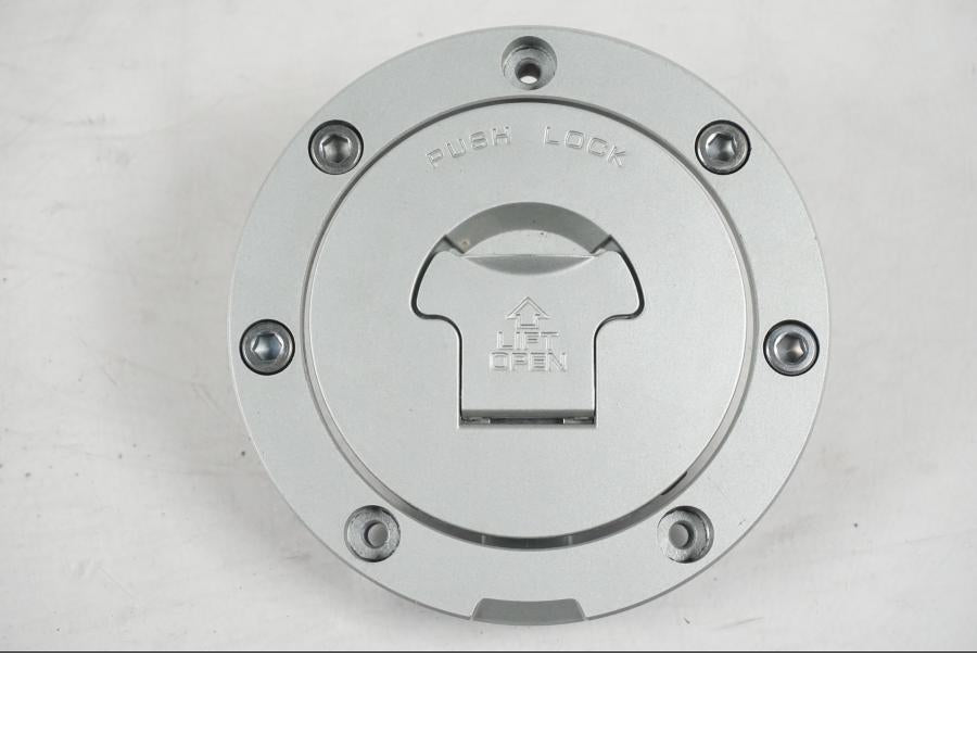 Extrabild1 på <p>Låssats från Honda CB 600 FA Hornet 2007.</p>

<p>Cdi, tändningslås, tanklock, sadellås, nyckel (svart).</p>

<p>Plasten för kontakt stycke skadat se bild.</p> motorcykel.