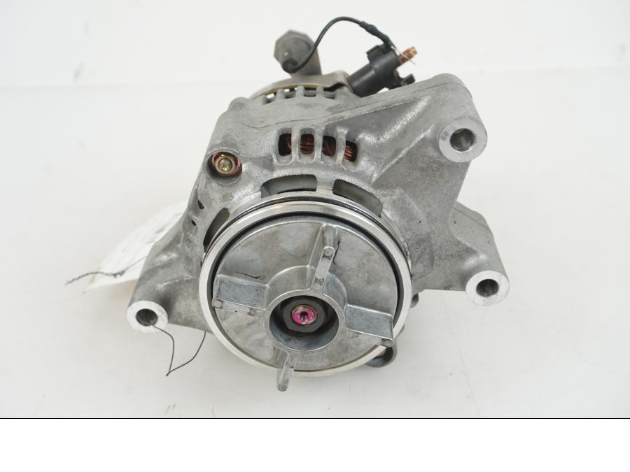 Vänster sida på Generator från en BMW K 1200 S -2005 motorcykel.