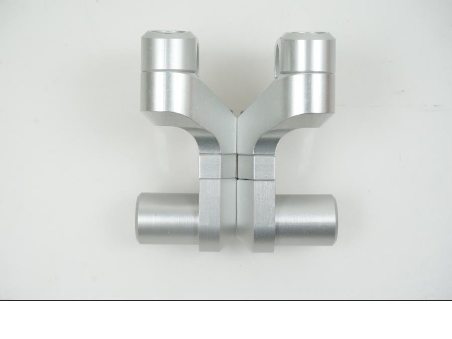 Vänster sida på Styrfäste från en Universal Universal -2024 moped.