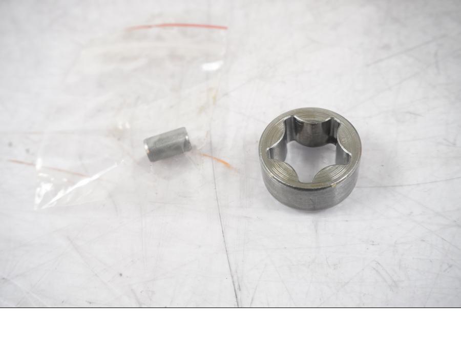 Vänster sida på Oljepump från en KTM 125 Duke -2017 motorcykel.