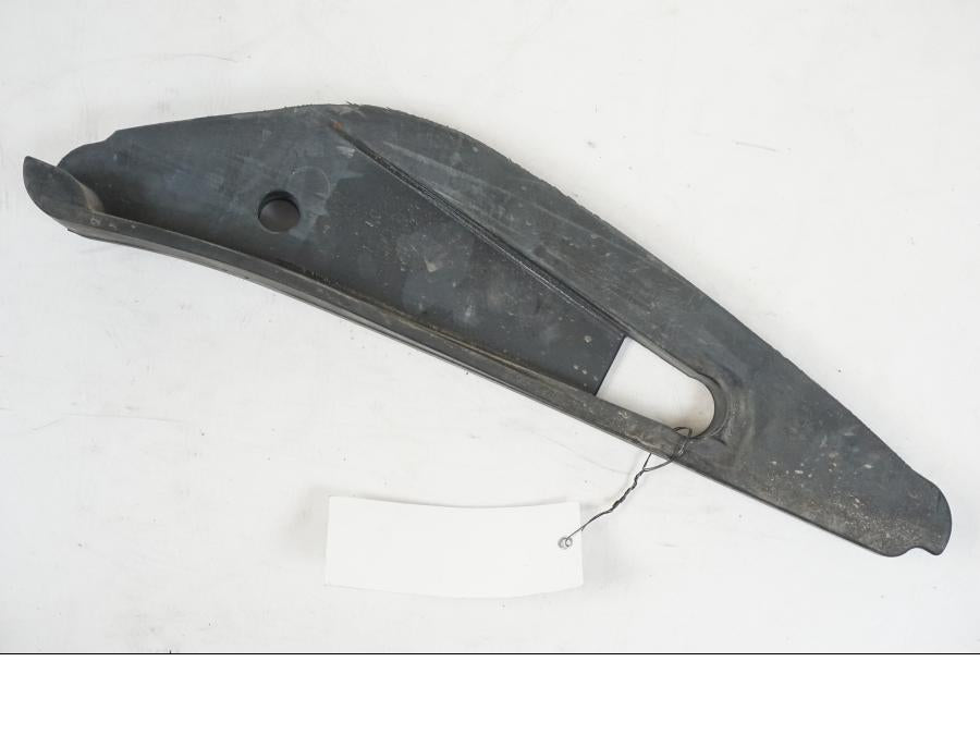 Vänster sida på Bakskärmskromstag från en Suzuki VZR 1800 -2009 motorcykel.