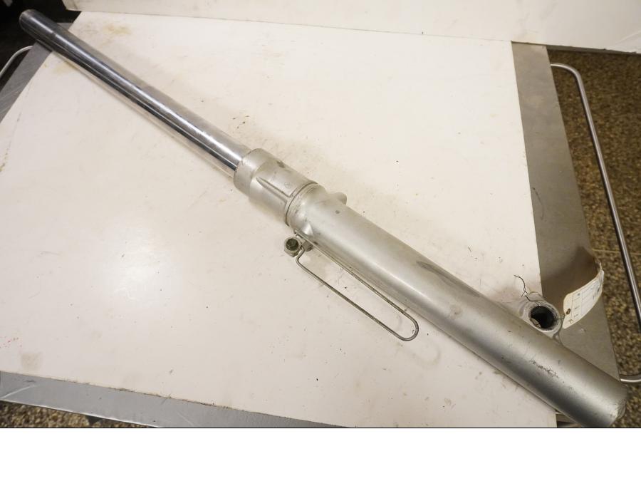 Framsidan på Gaffelben från en Suzuki DR 800 S -1995 motorcykel.