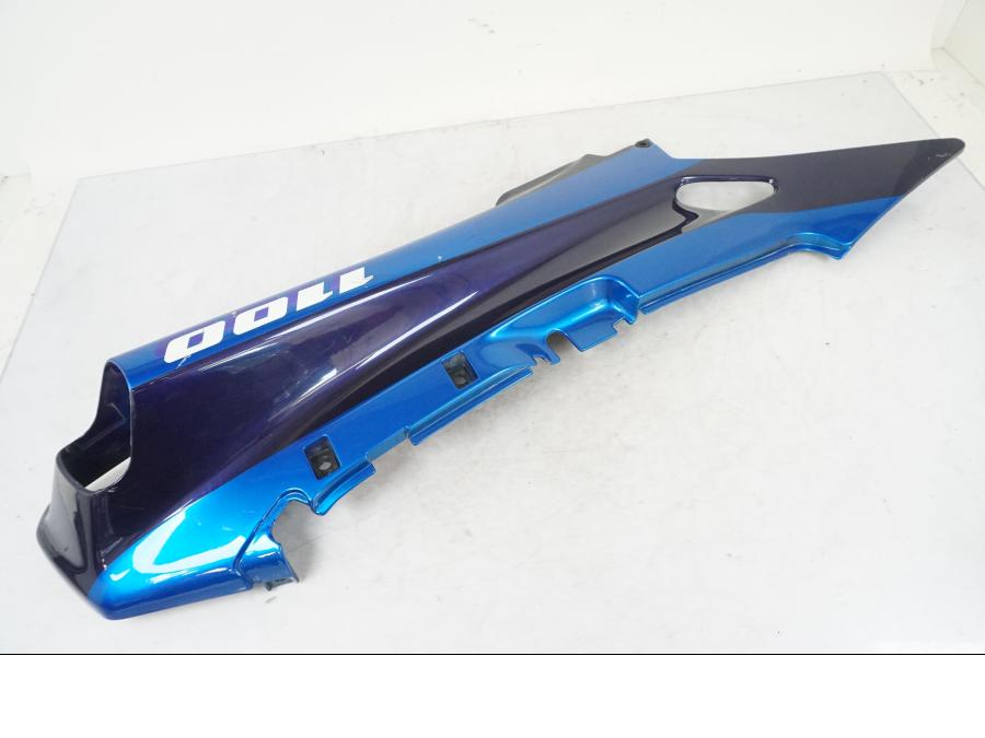 Extrabild2 på <p>Bakvinge vänster från Kawasaki ZZR 1100 1991.</p>

<p>Omlackad i original kulör.</p>

<p>Lagning, sprickor, ytliga repor och märken finns se bilder.</p> motorcykel.