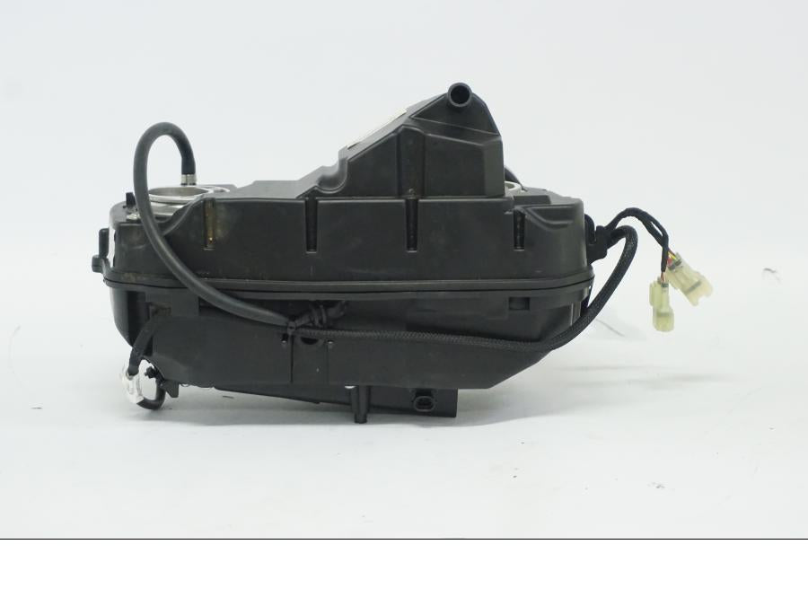 Snett uppifrån på Spjällhus från en Ducati Desert X -2022 motorcykel.