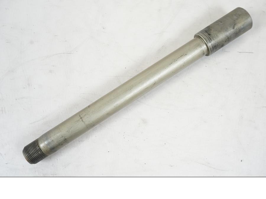 Framsidan på Axel från en Suzuki VZR 1800 -2009 motorcykel.