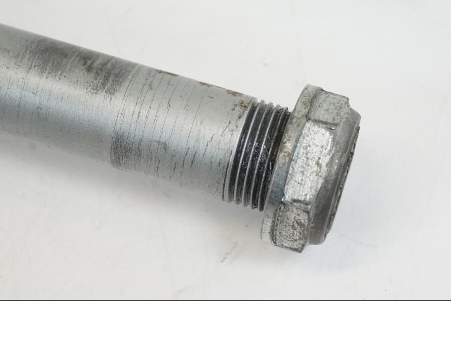 Höger sida på Axel från en Aprilia Tuono V4R -2011 motorcykel.