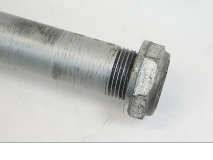 Höger sida på Axel från en Aprilia Tuono V4R -2011 motorcykel.