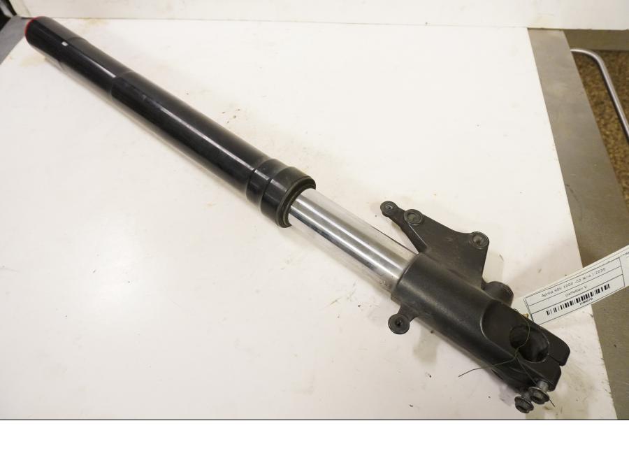 Framsidan på Gaffelben från en Aprilia RSV 1000 -2002 motorcykel.