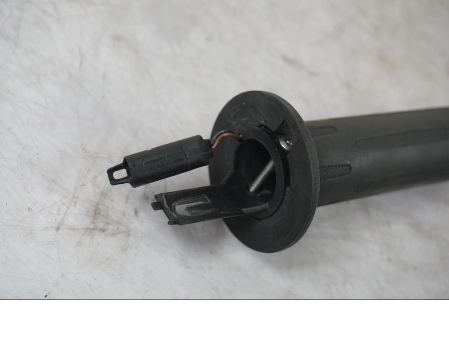 Baksidan på Värmehandtag från en BMW F 800 R -2018 motorcykel.