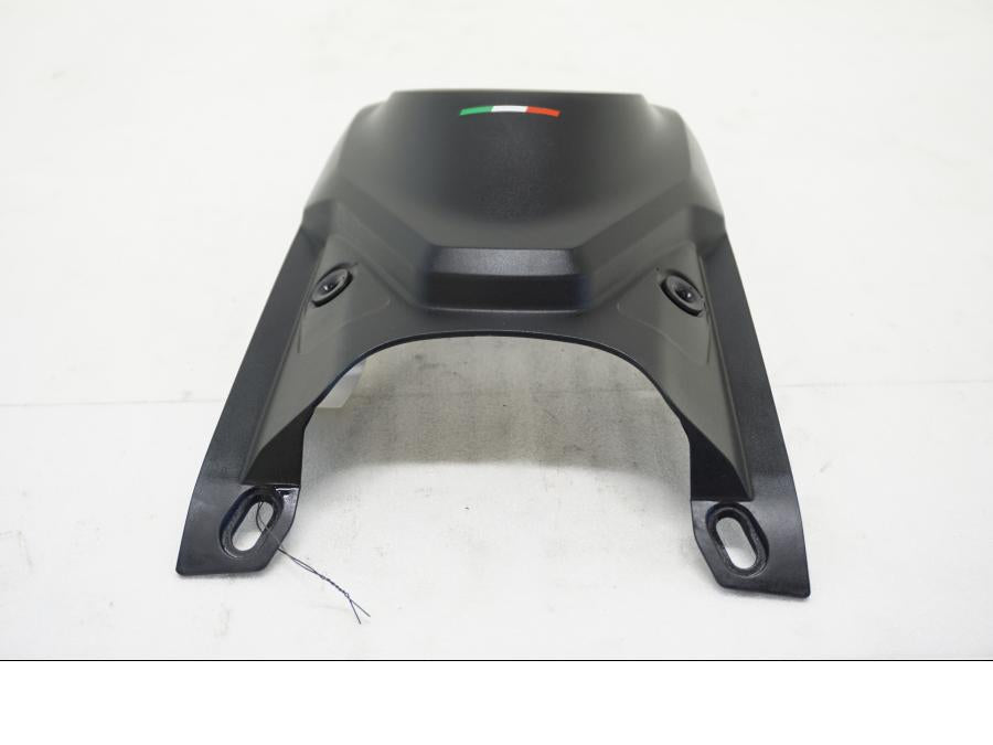 Höger sida på Bensintankskåpa från en Ducati Hypermotard -2020 motorcykel.