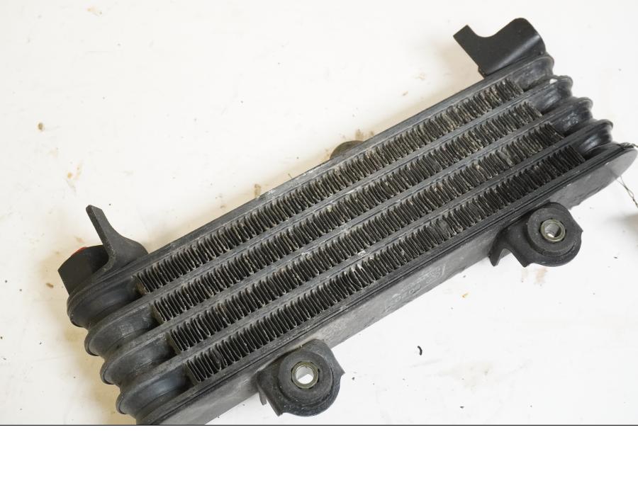 Vänster sida på Oljekyl från en Suzuki SV 650 -2003 motorcykel.