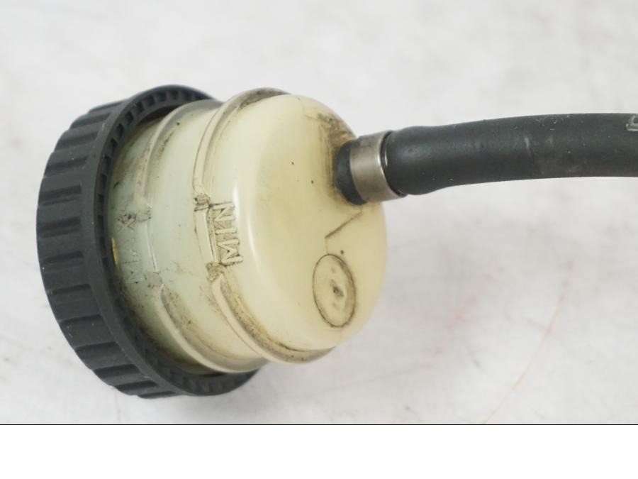 Vänster sida på Bromshuvudcylinder från en BMW R 1200 R -2007 motorcykel.